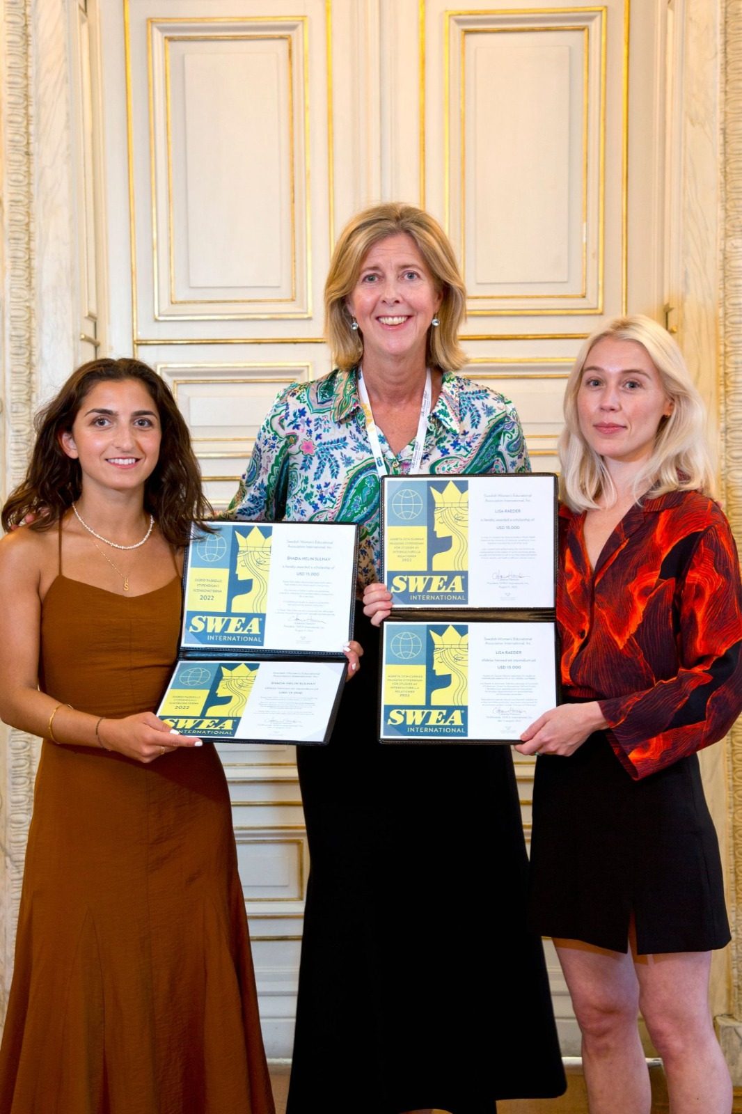 Shada Sulhav receiving the SWEA International scholarship, 2022